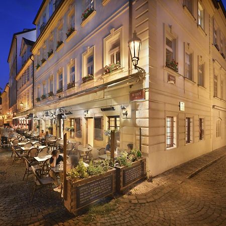 Hotel At The Golden Scissors Прага Екстериор снимка