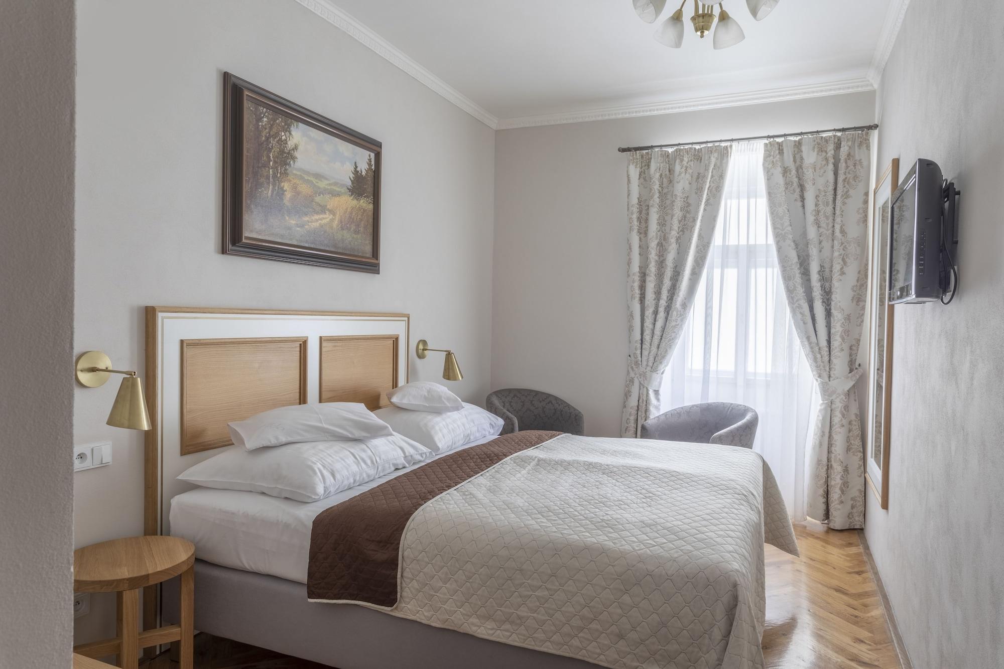 Hotel At The Golden Scissors Прага Екстериор снимка