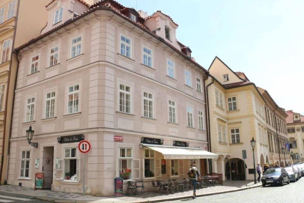 Hotel At The Golden Scissors Прага Екстериор снимка
