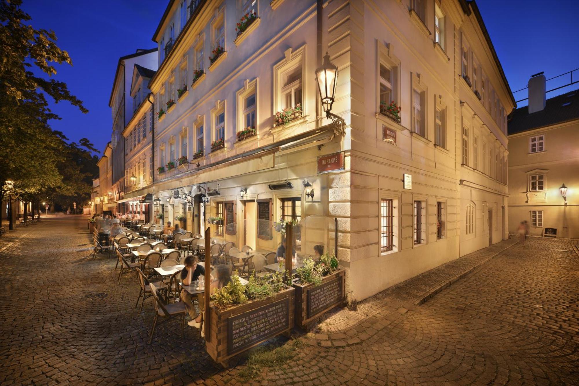 Hotel At The Golden Scissors Прага Екстериор снимка