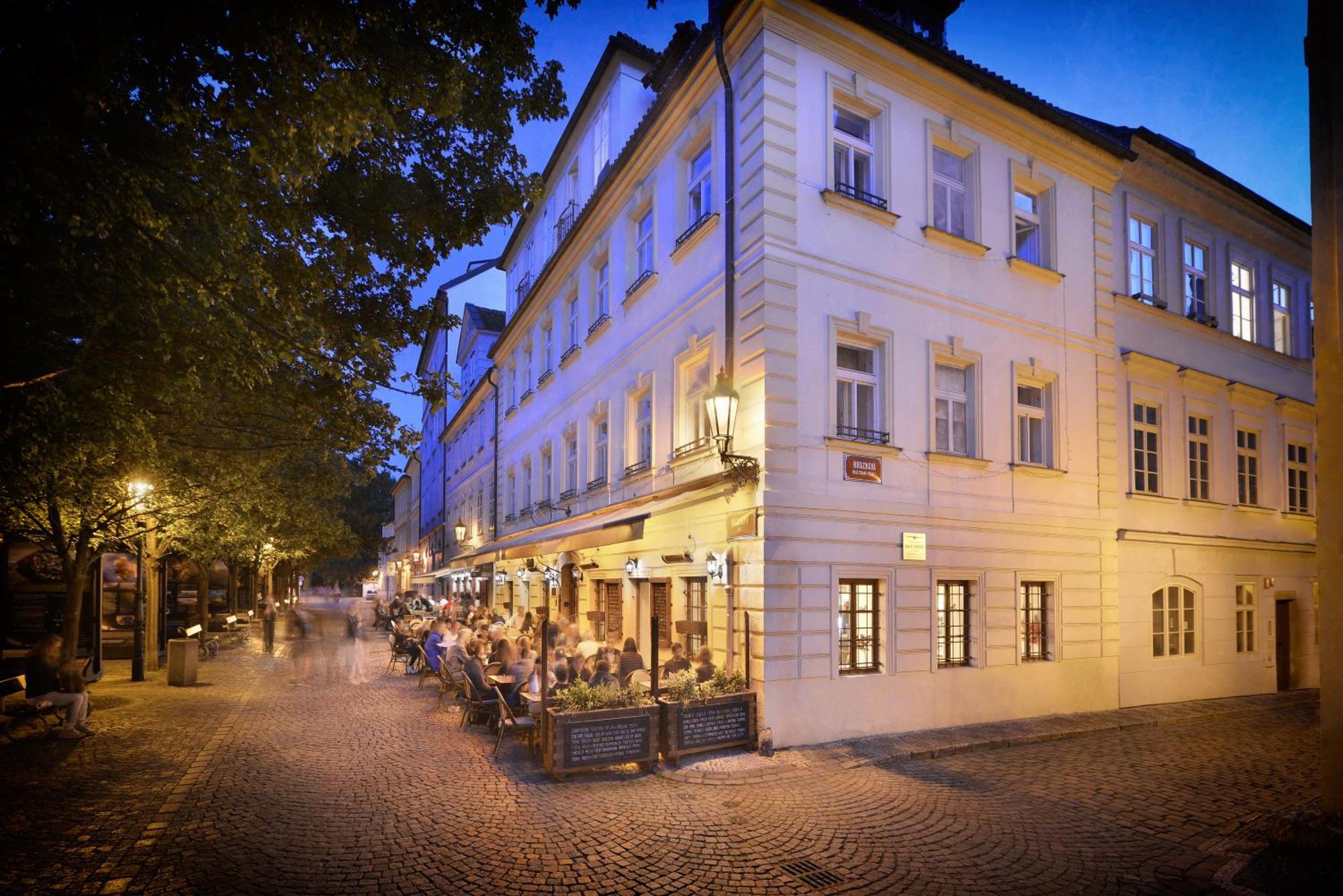 Hotel At The Golden Scissors Прага Екстериор снимка