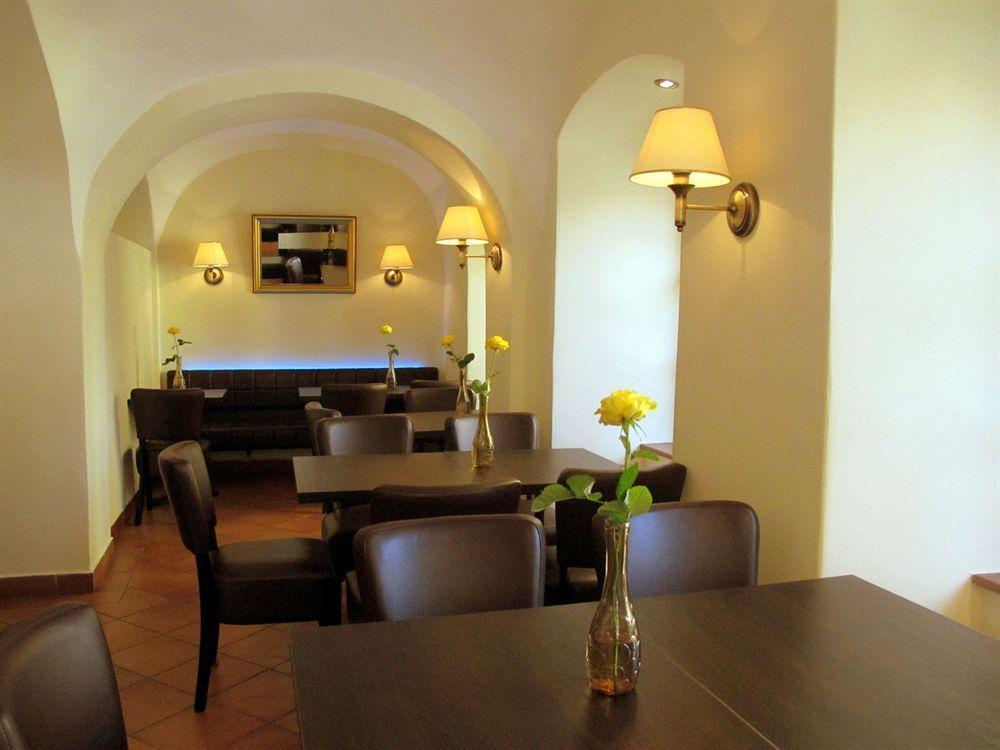 Hotel At The Golden Scissors Прага Екстериор снимка
