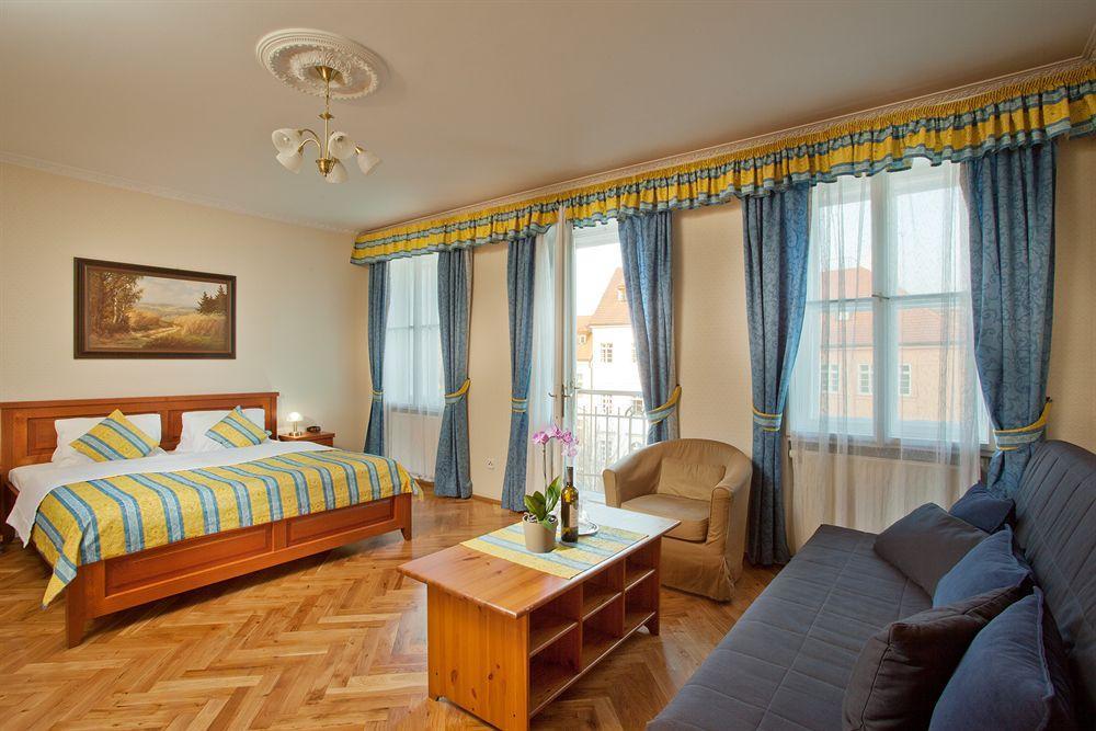Hotel At The Golden Scissors Прага Екстериор снимка
