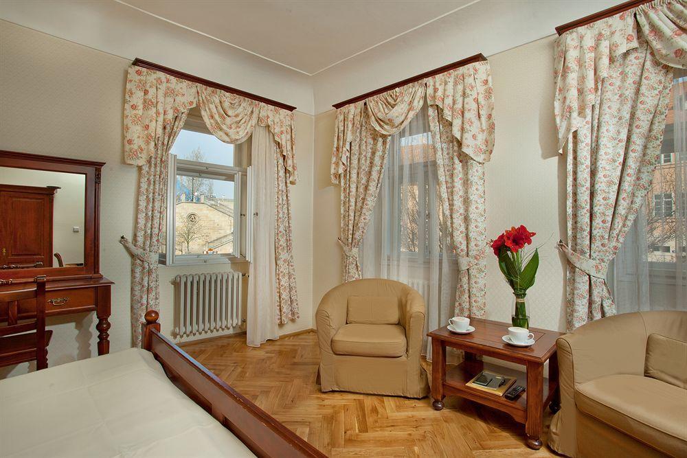 Hotel At The Golden Scissors Прага Екстериор снимка