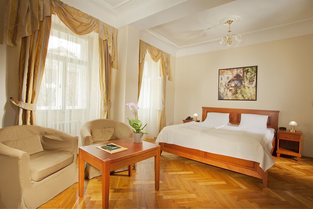 Hotel At The Golden Scissors Прага Екстериор снимка