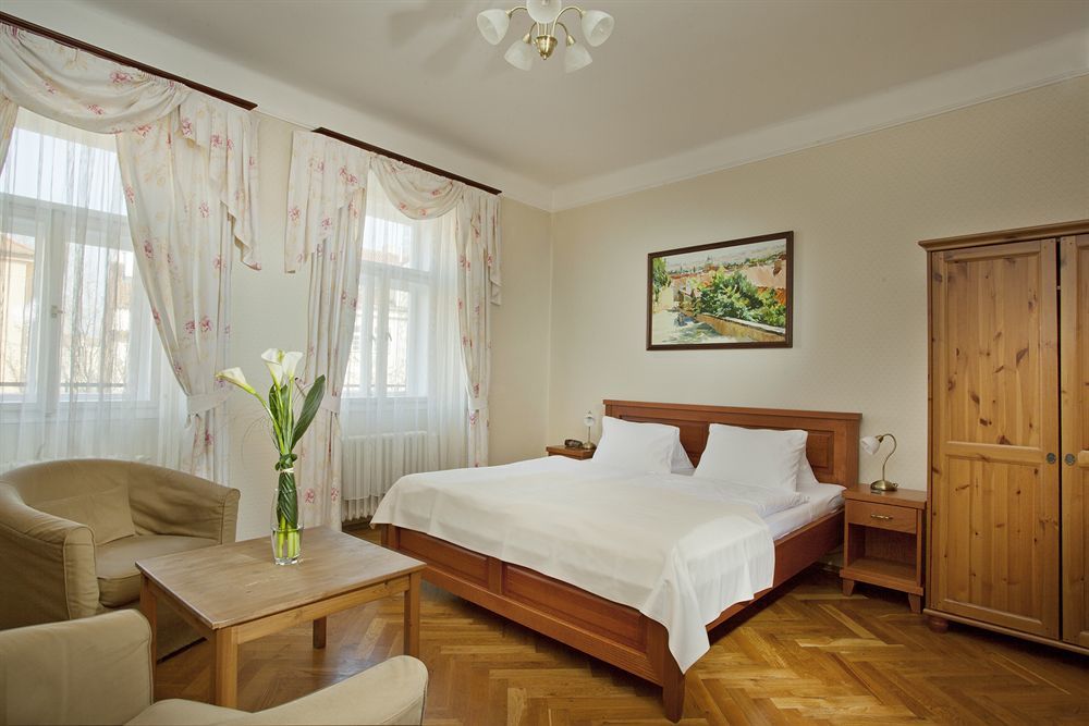 Hotel At The Golden Scissors Прага Екстериор снимка