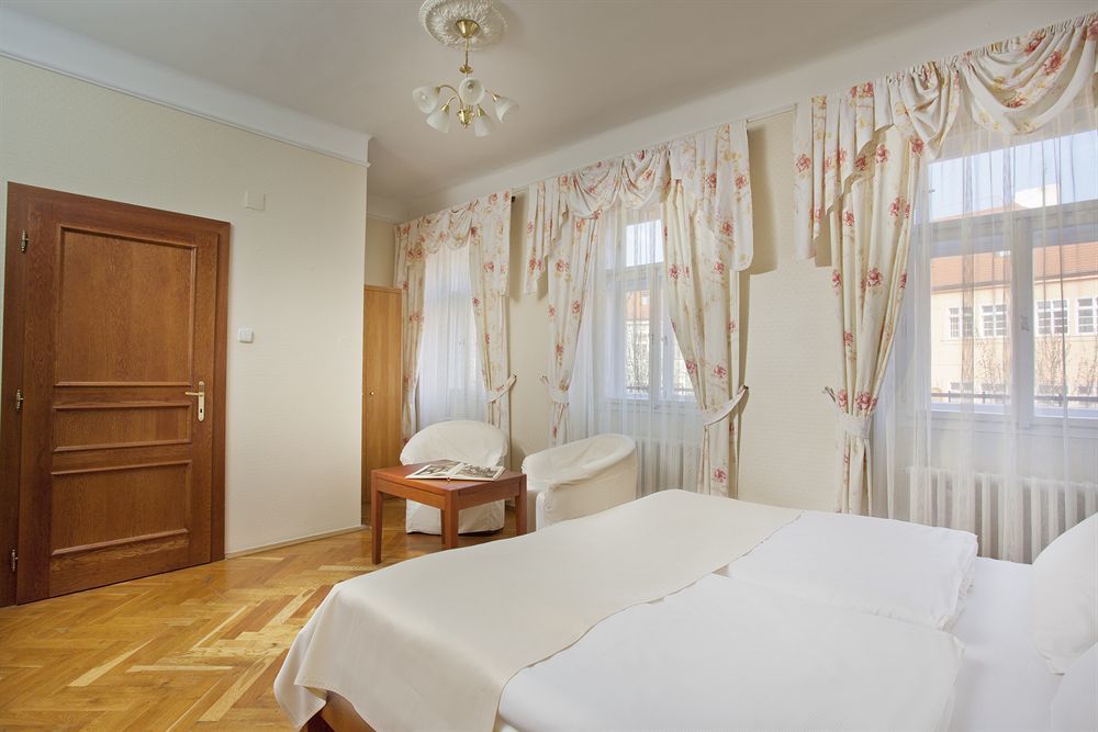 Hotel At The Golden Scissors Прага Екстериор снимка
