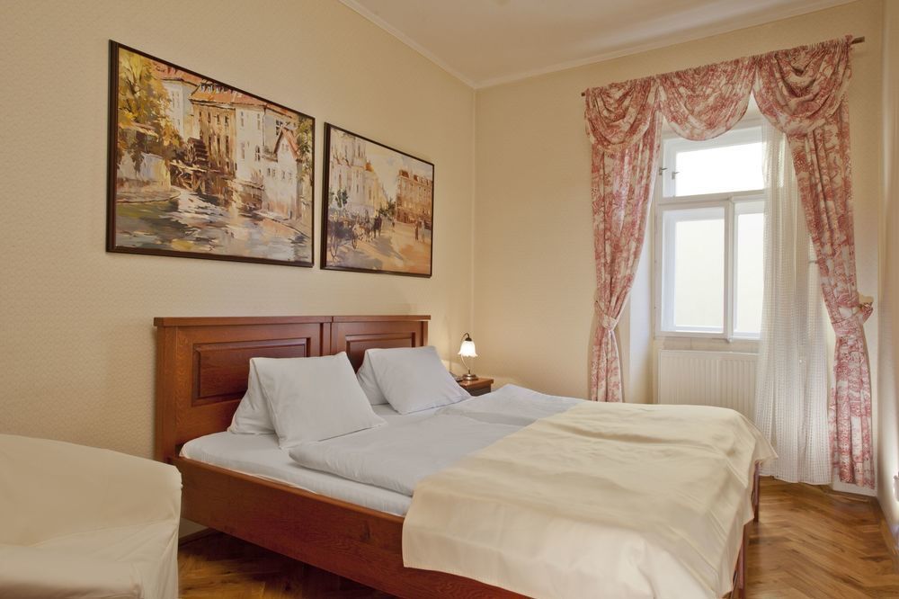 Hotel At The Golden Scissors Прага Екстериор снимка