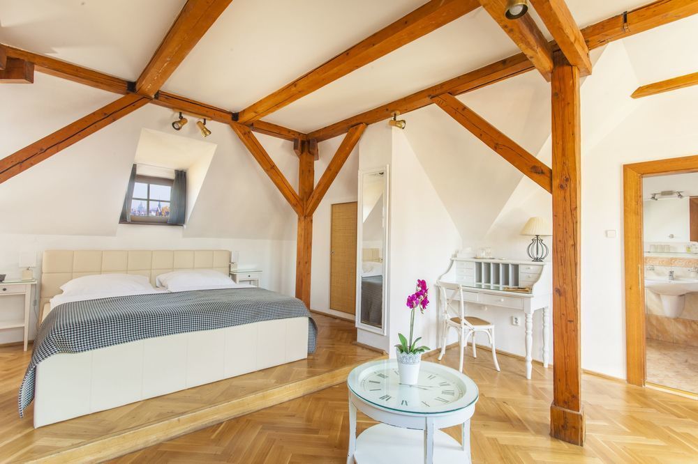 Hotel At The Golden Scissors Прага Екстериор снимка
