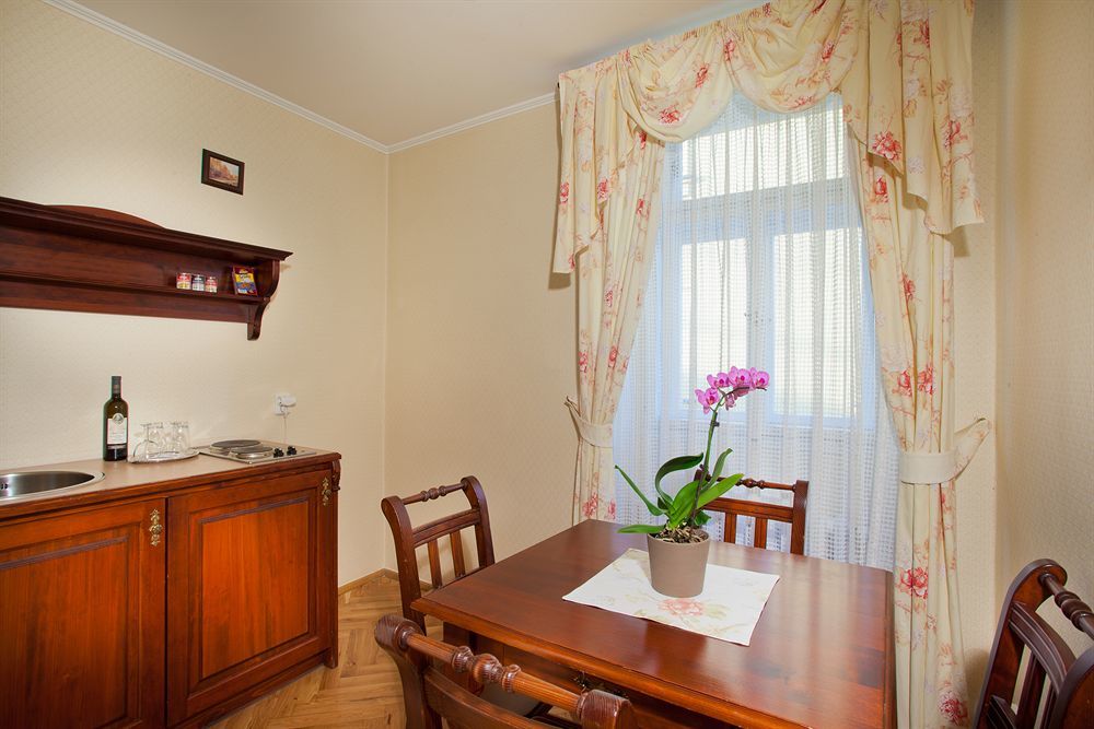 Hotel At The Golden Scissors Прага Екстериор снимка
