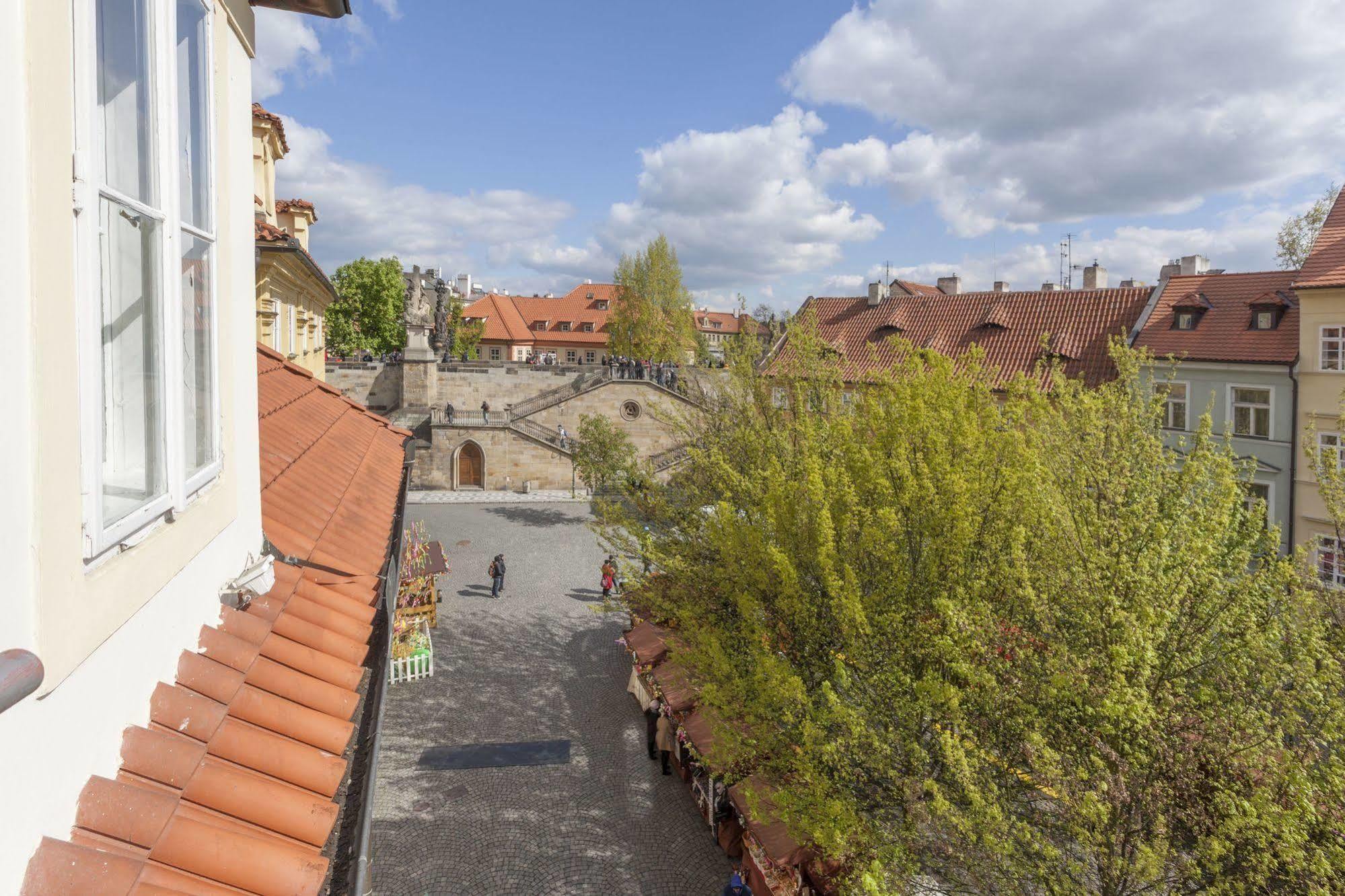 Hotel At The Golden Scissors Прага Екстериор снимка