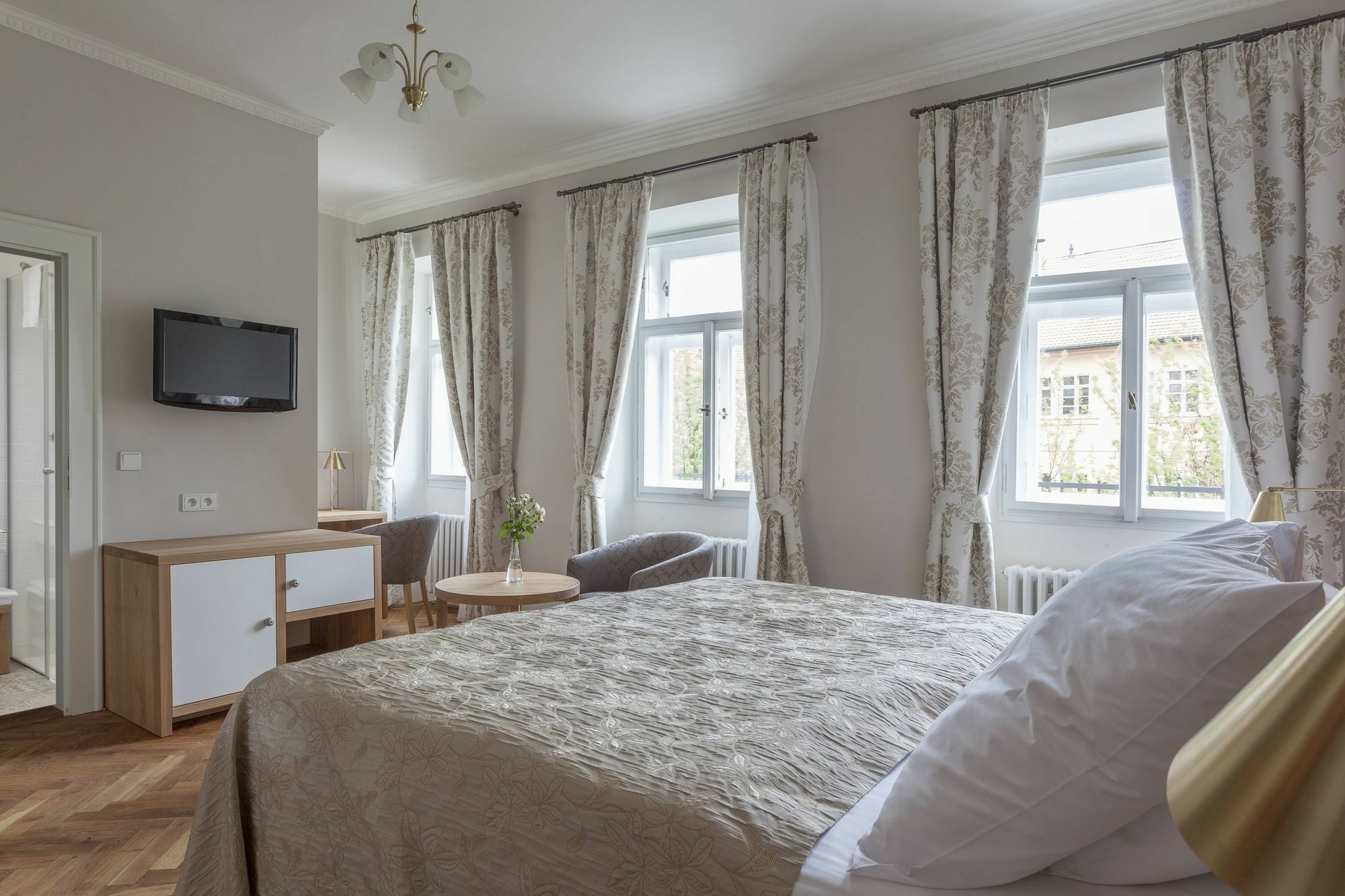 Hotel At The Golden Scissors Прага Екстериор снимка