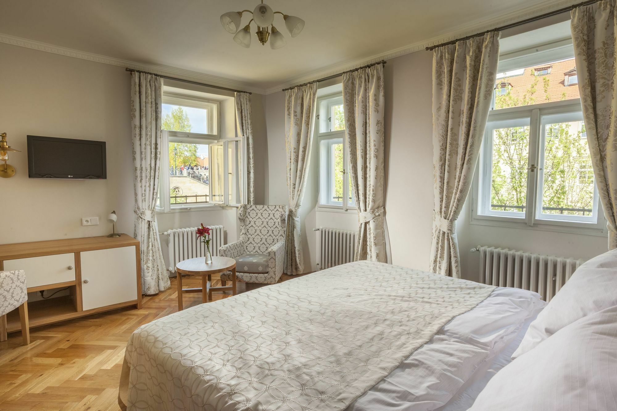 Hotel At The Golden Scissors Прага Екстериор снимка