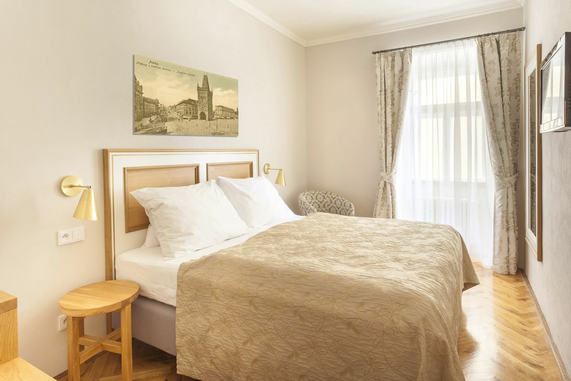 Hotel At The Golden Scissors Прага Екстериор снимка