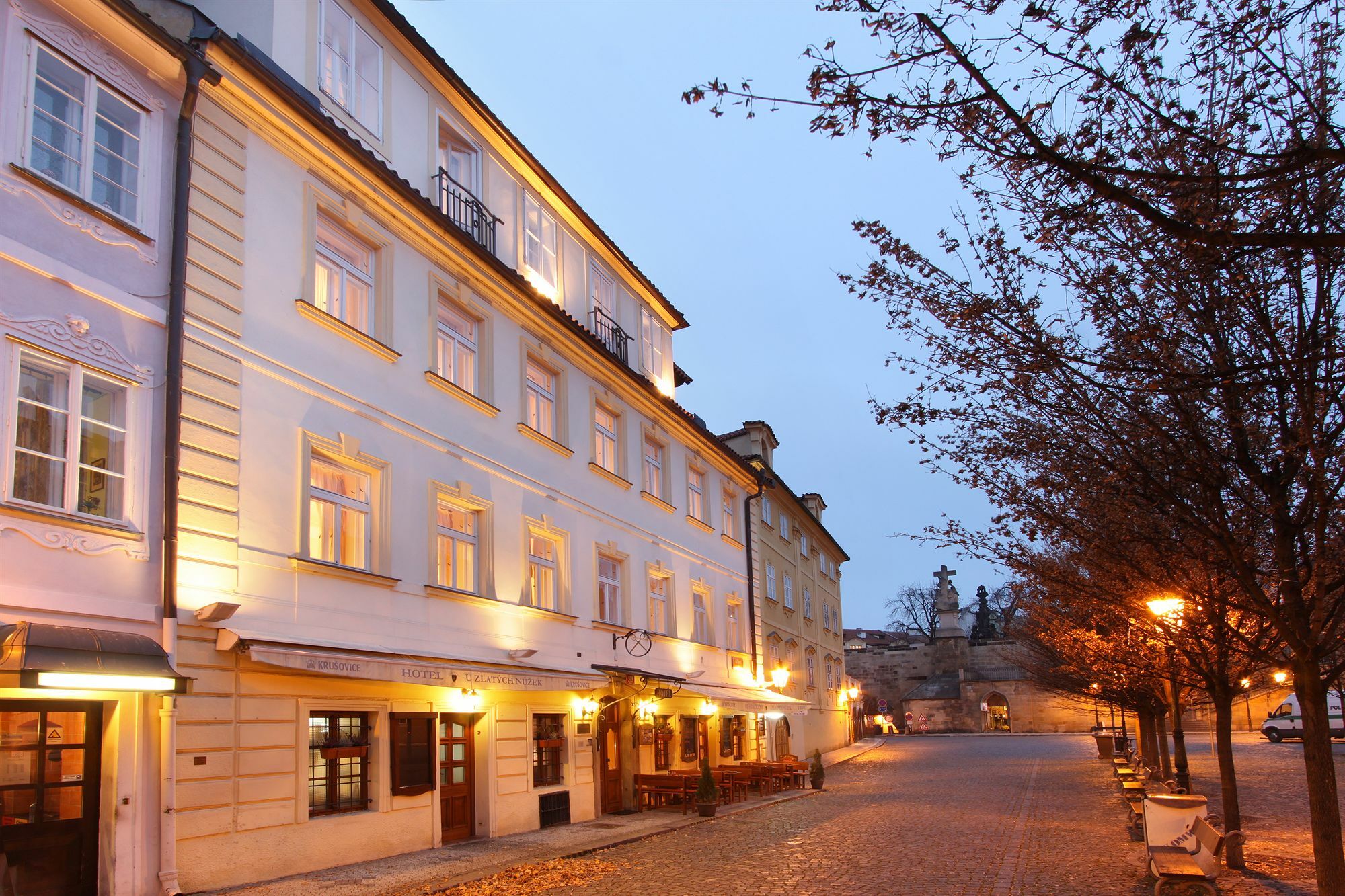 Hotel At The Golden Scissors Прага Екстериор снимка