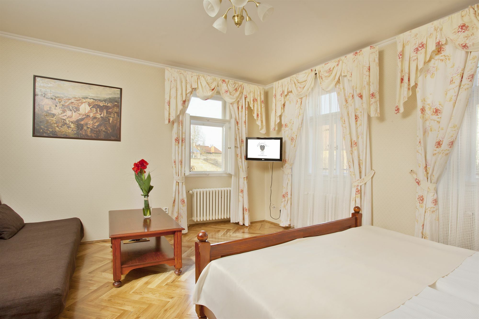 Hotel At The Golden Scissors Прага Екстериор снимка