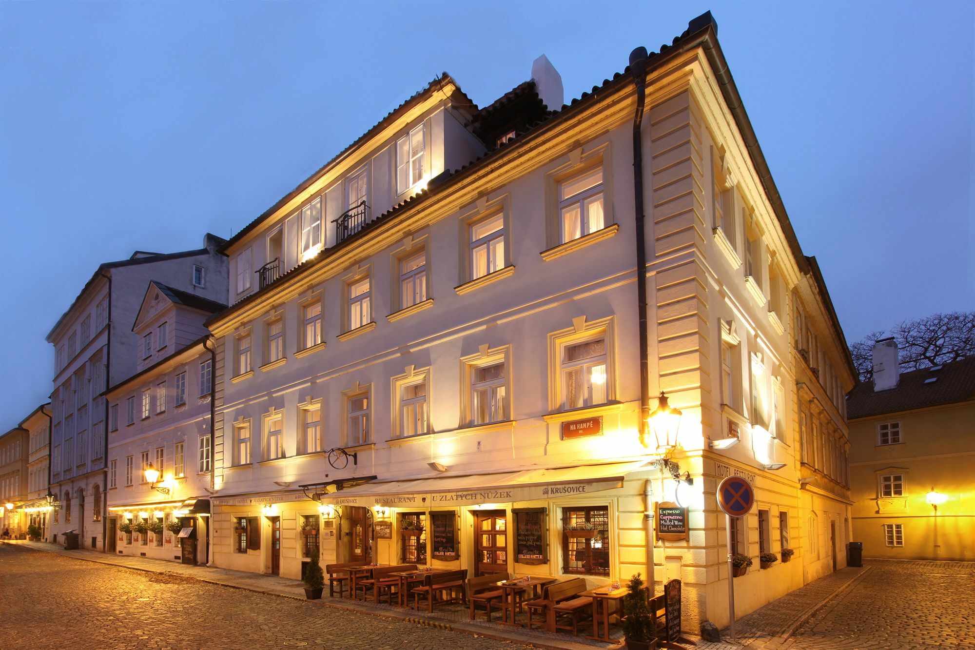 Hotel At The Golden Scissors Прага Екстериор снимка