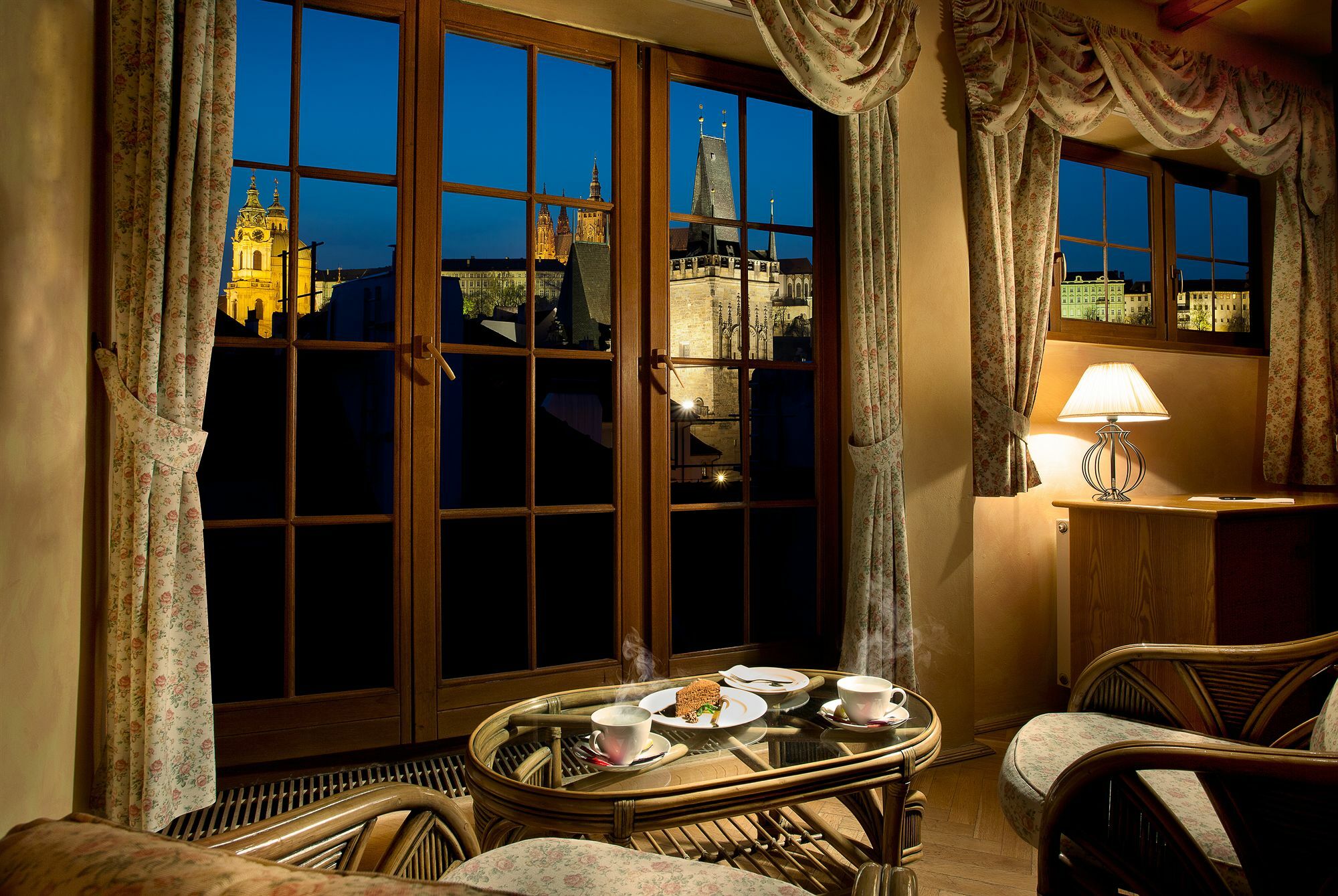 Hotel At The Golden Scissors Прага Екстериор снимка