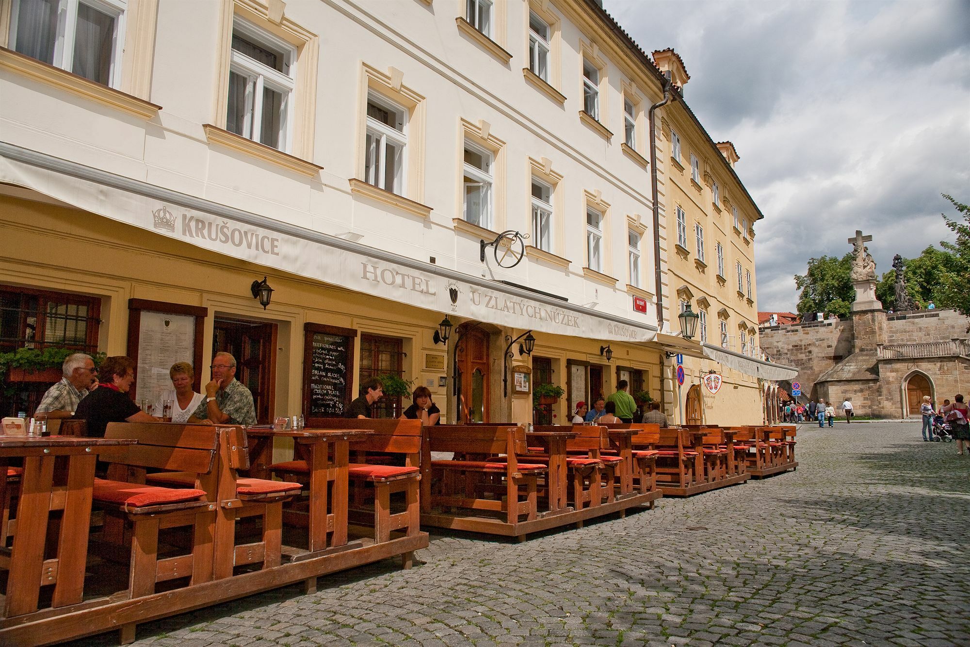 Hotel At The Golden Scissors Прага Екстериор снимка